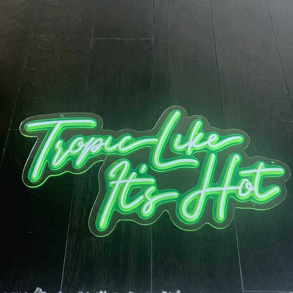 Faux Neon Sign Tropic Like It’s Hot - Picture 4 of 6